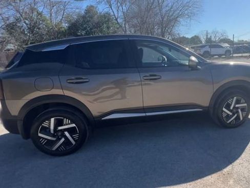 Used 2025 Nissan Kicks SV w/ Charging Package image 9