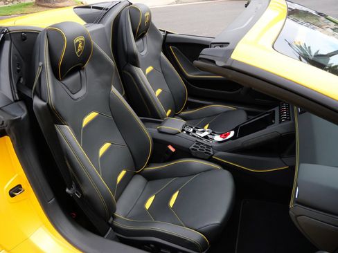 Used 2024 Lamborghini Huracan EVO AWD/4WD image 8