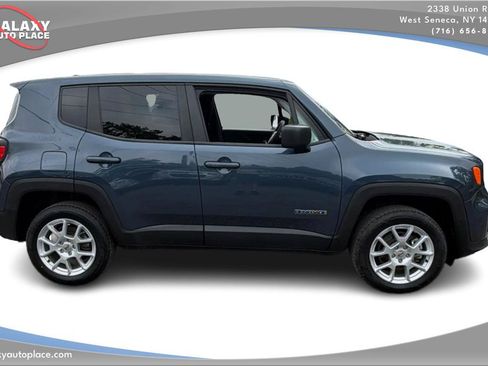 Used 2023 Jeep Renegade Latitude AWD/4WD image 4