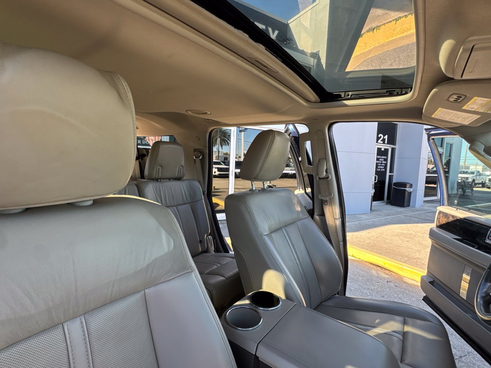 Used 2017 Lincoln Navigator Select RWD image 40
