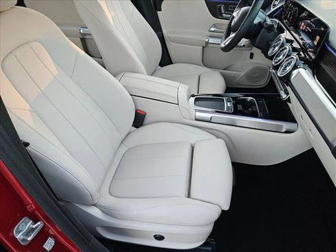 Used 2025 Mercedes-Benz GLB 250 4MATIC image 20