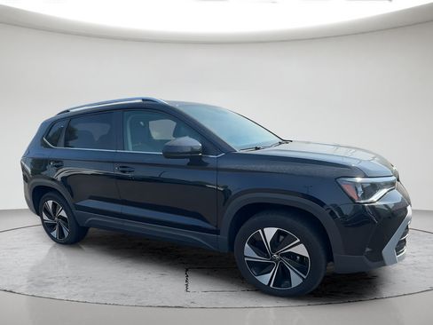 Used 2025 Volkswagen Taos SE AWD/4WD image 4