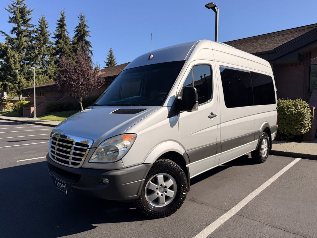 Used 2009 Freightliner Sprinter 2500 RWD image 1