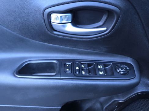 Used 2017 Jeep Renegade Altitude AWD/4WD image 12