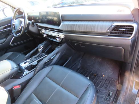 Used 2023 Kia Telluride EX w/ EX Captain's Chair Package image 10