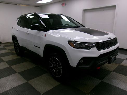 Used 2025 Jeep Compass Trailhawk AWD/4WD image 14