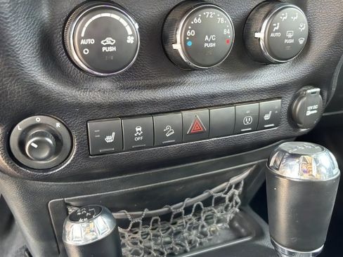 Used 2016 Jeep Wrangler Unlimited Rubicon w/ Connectivity Group AWD/4WD image 14