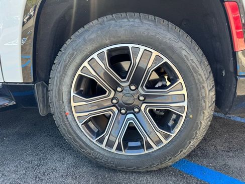 Certified 2024 Jeep Wagoneer L Series II image 8