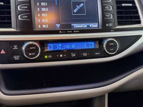 Used 2018 Toyota Highlander XLE FWD image 22