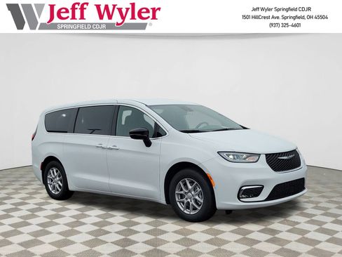 New 2026 Chrysler Pacifica Select image 1
