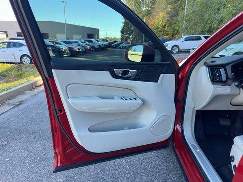 Used 2022 Volvo XC60 B5 Momentum w/ Advanced Package image 9