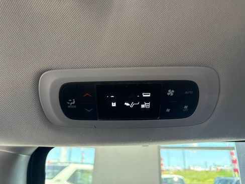 Used 2019 Chrysler Pacifica Touring Plus w/ Tire & Wheel Group FWD image 16