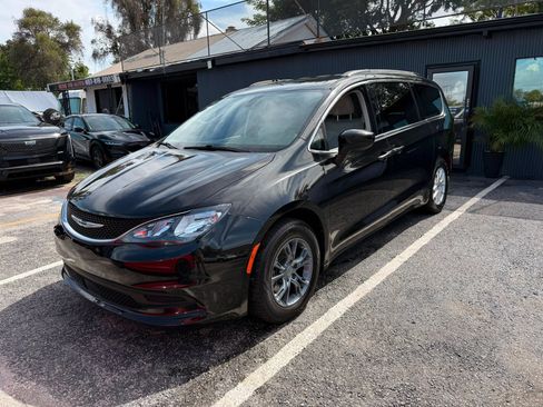 Used 2021 Chrysler Voyager Lxi FWD image 1