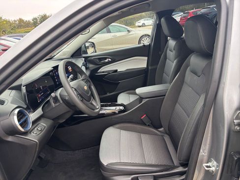 Used 2025 Chevrolet Trax LT image 24