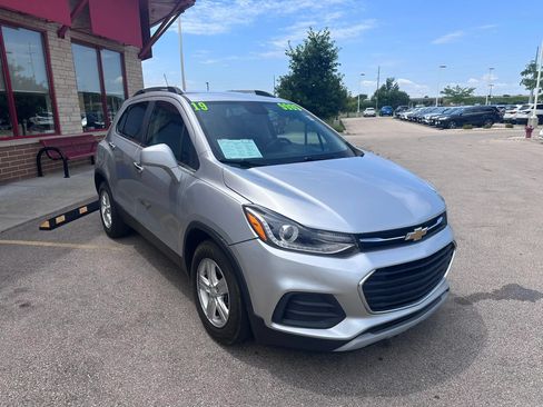 Used 2019 Chevrolet Trax LT w/ LT Convenience Package FWD image 3