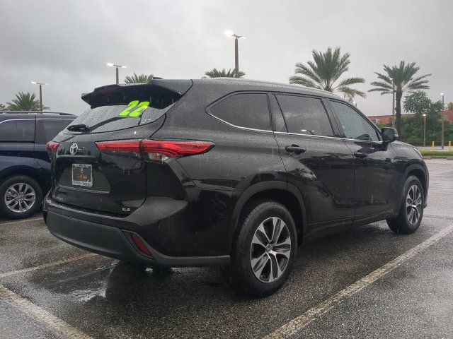 Used 2022 Toyota Highlander XLE FWD image 4