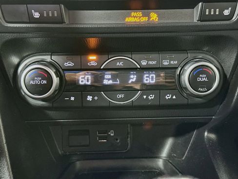 Used 2018 MAZDA MAZDA3 Touring FWD image 19