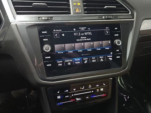 Used 2023 Volkswagen Tiguan SE AWD/4WD image 25