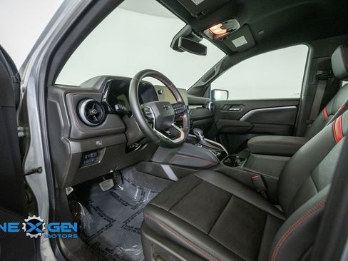 Used 2025 Chevrolet Colorado Z71 w/ Technology Package AWD/4WD image 10
