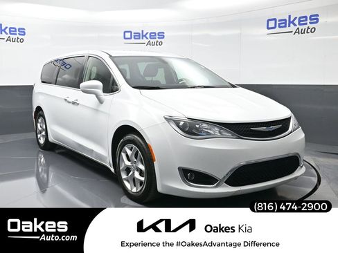 Used 2018 Chrysler Pacifica Touring Plus w/ Tire & Wheel Group image 1