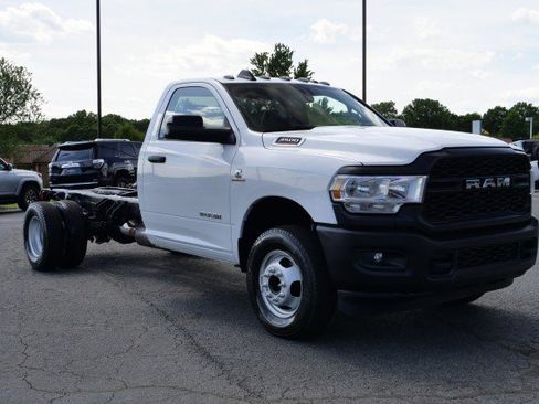 Used 2022 RAM 3500 Tradesman RWD image 4