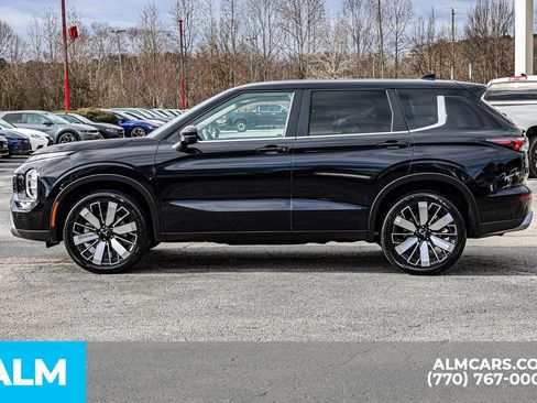 Used 2025 Mitsubishi Outlander SE image 9