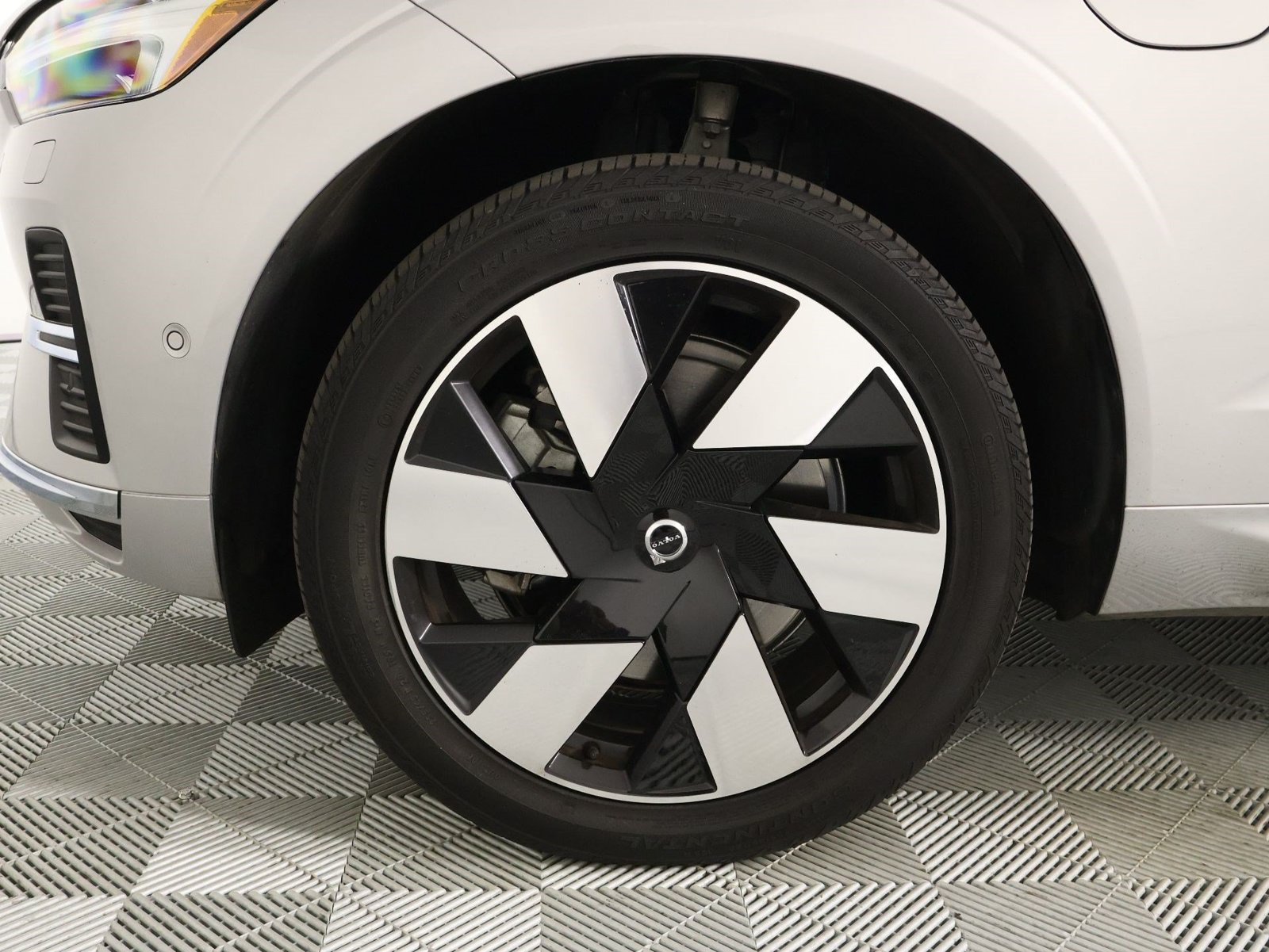 Certified 2023 Volvo XC60 T8 Plus AWD/4WD image 28