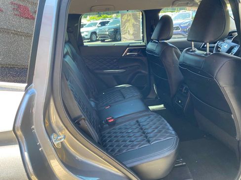 Used 2023 Mitsubishi Outlander SEL AWD/4WD image 32