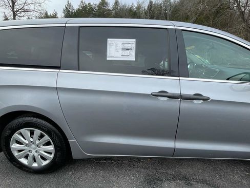 Used 2020 Chrysler Voyager L image 10