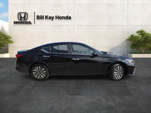 Used 2024 Nissan Altima 2.5 SV w/ SV Premium Package image 10