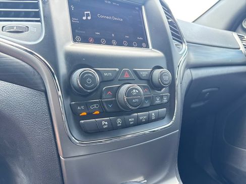 Used 2020 Jeep Grand Cherokee Laredo RWD image 16