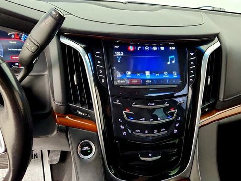 Used 2019 Cadillac Escalade Luxury AWD/4WD image 18