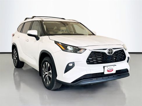 Used 2023 Toyota Highlander XLE image 3