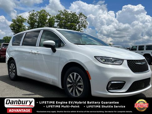 New 2023 Chrysler Pacifica Touring-L image 1