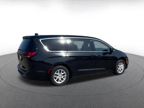 Used 2024 Chrysler Pacifica Touring-L FWD image 12