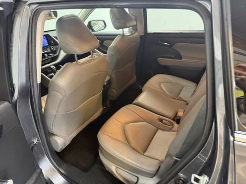 Used 2023 Toyota Highlander XLE FWD image 22