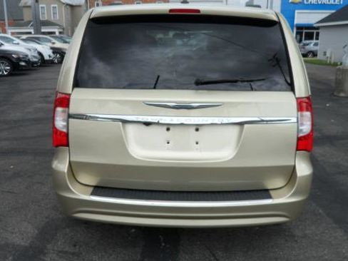 Used 2010 Chrysler Town & Country Limited w/ Entertainment Group #3 image 5
