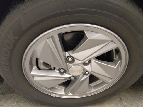 Used 2025 Hyundai Elantra SE FWD image 31