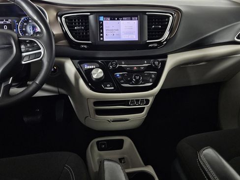 Used 2022 Chrysler Voyager LX FWD image 9