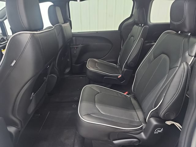 New 2027 Chrysler Pacifica Limited AWD/4WD image 24