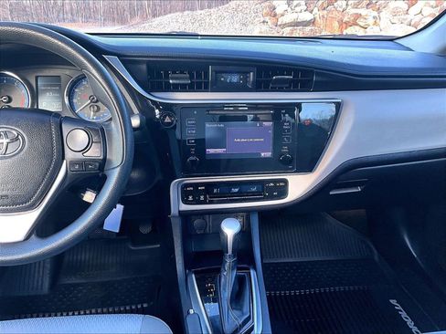 Used 2018 Toyota Corolla LE image 27