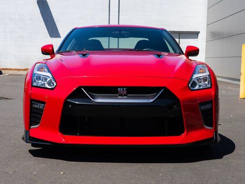 Used 2020 Nissan GT-R Premium w/ Premium Interior Package AWD/4WD image 2