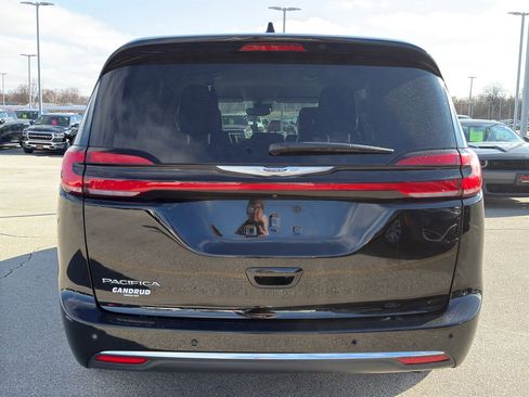 Used 2024 Chrysler Pacifica Touring-L image 7