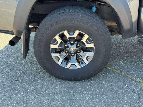 Used 2022 Toyota Tacoma TRD Off-Road AWD/4WD image 10
