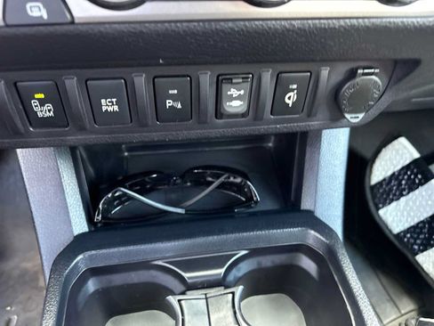 Used 2017 Toyota Tacoma Limited w/ Tow Package RWD image 9