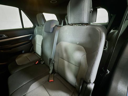 Used 2018 Ford Explorer XLT w/ Equipment Group 201A FWD image 22