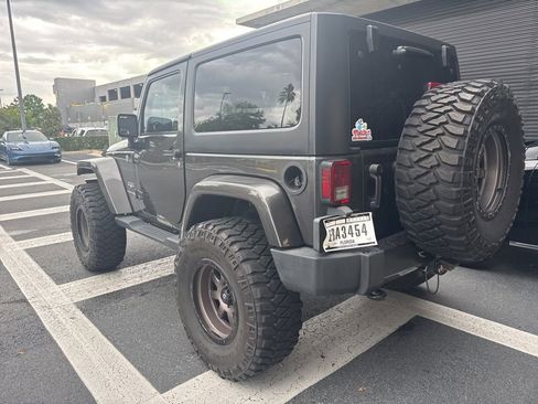 Used 2018 Jeep Wrangler Sahara w/ Connectivity Group AWD/4WD image 3