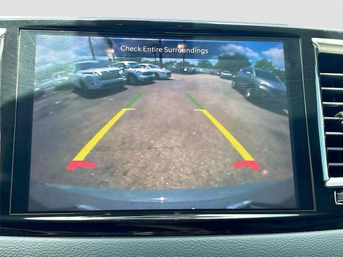 Used 2023 Chrysler Pacifica Touring-L FWD image 13