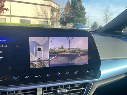 Used 2025 Chevrolet Equinox EV LT w/ Convenience Package image 23