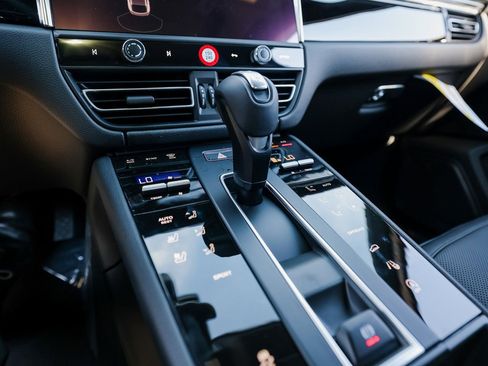 Certified 2026 Porsche Macan image 20